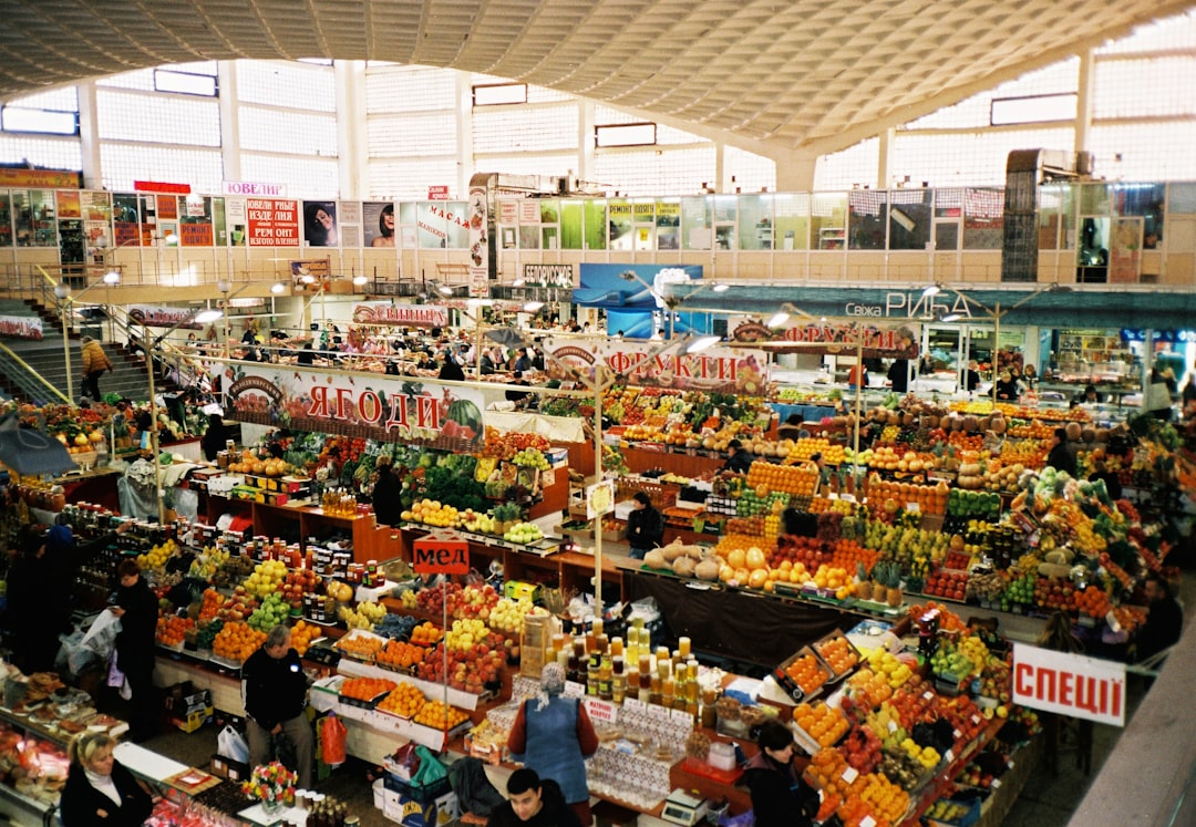 Retail store with fresh groceries